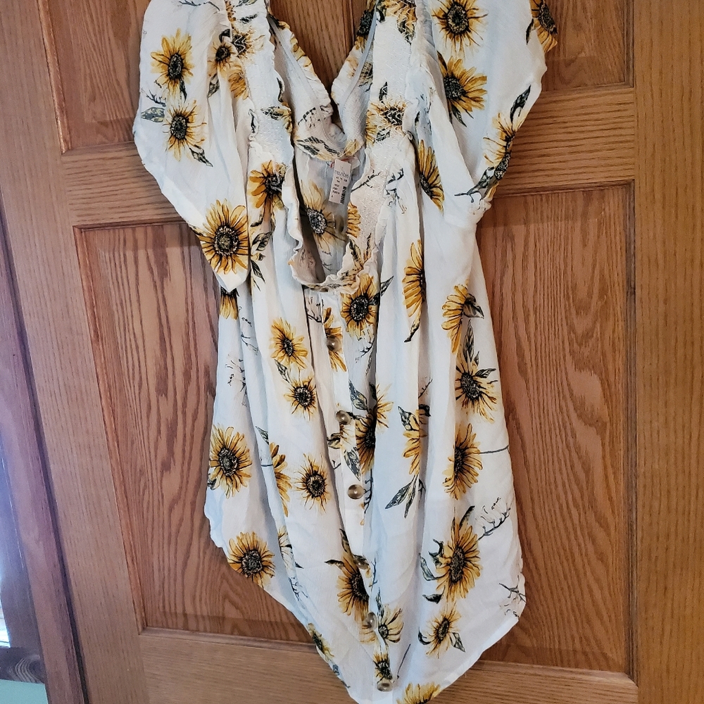 NWT sunflower top